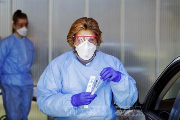 Nhiều nước châu Âu áp dụng biện pháp mới sống an toàn với COVID-19