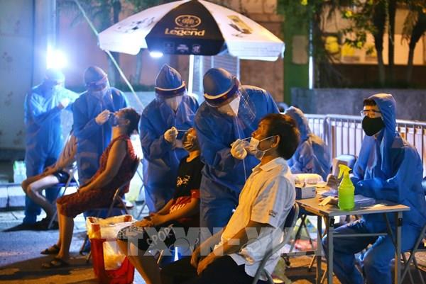 Hà Nội xuyên đêm lấy mẫu xét nghiệm COVID-19 cho người dân