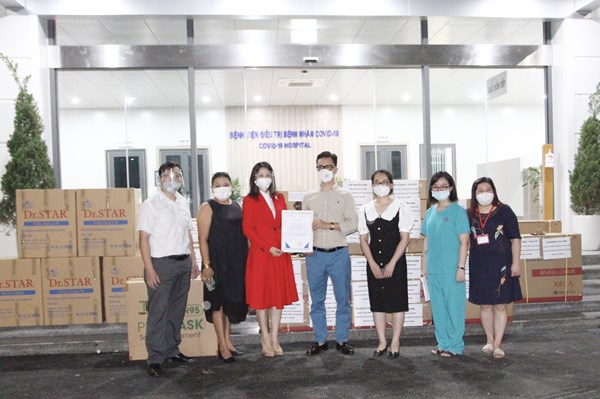 Doanh nghiệp Thủ đô tặng quà cho Bệnh viện điều trị bệnh nhân COVID-19