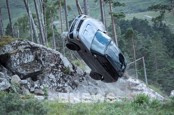 Range Rover Sport SVR tạo ra những màn trình diễn táo bạo trong phim James Bond mới