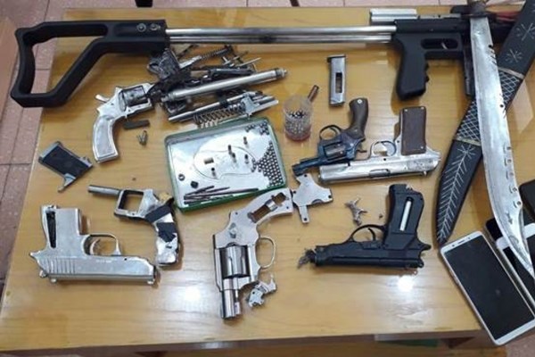 Dừng xe hết hạn kiểm định, phát hiện đối tượng tàng trữ vũ khí trái phép