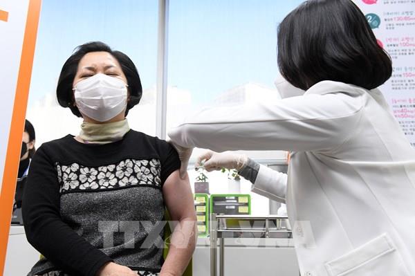Hàn Quốc hoàn tất tiêm chủng mũi một vaccine ngừa COVID-19 cho 70% dân số