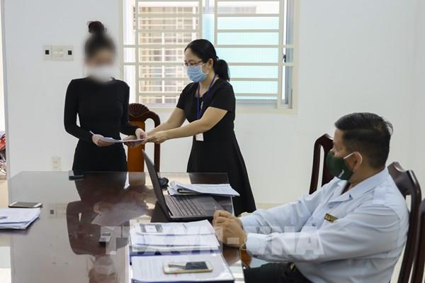 Người đăng tin được tiêm vaccine nhờ “ba chồng quyền lực” bị phạt 7,5 triệu đồng