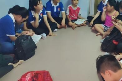 TP. Hồ Chí Minh: “Gia sư áo xanh” hỗ trợ học sinh bị ảnh hưởng bởi COVID-19