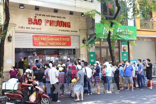 Hình ảnh Hà Nội tấp nập người mua bánh Trung Thu sau khi nới lỏng giãn cách “vùng xanh”