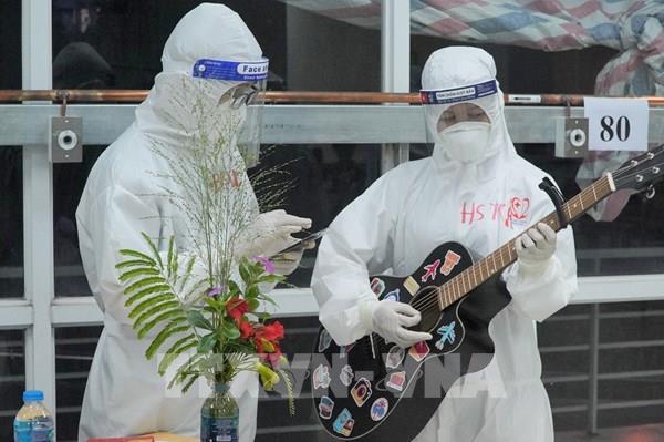 Tết Trung thu ấm áp với bệnh nhân COVID-19 và trẻ em khó khăn