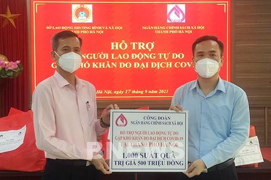 1.000 suất quà dành tặng cho lao động tự do gặp khó do COVID-19 tại Hà Nội