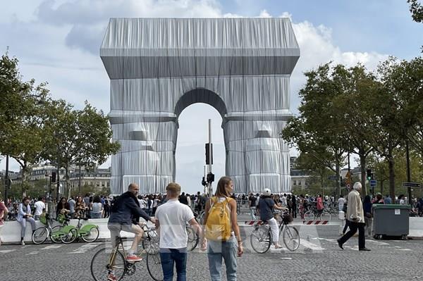 Khải Hoàn Môn tỏa sáng trong chiếc áo mới