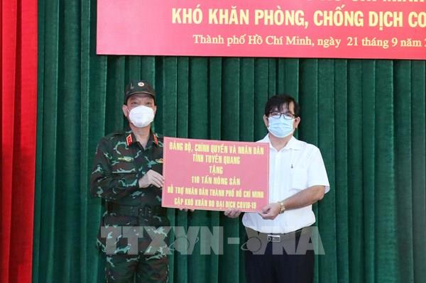 Bàn giao 110 tấn nông sản của tỉnh Tuyên Quang tặng nhân dân Tp Hồ Chí Minh