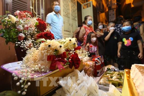 Người dân Hà Nội đón Trung thu mùa COVID-19