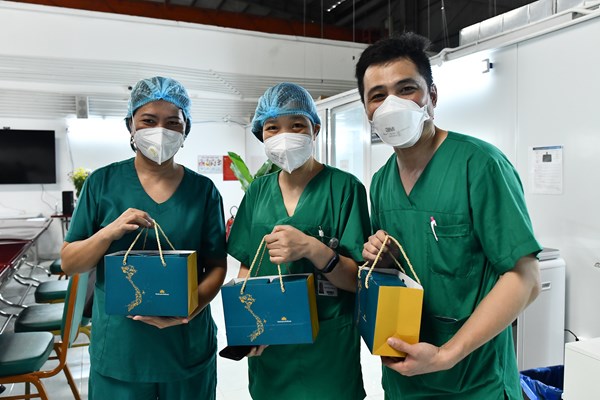 Vietnam Airlines vận chuyển hàng nghìn phần quà trung thu tới các y bác sĩ miền Nam