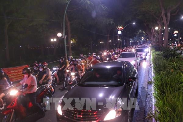 Hình ảnh trung tâm Hà Nội ùn tắc đêm Trung thu 