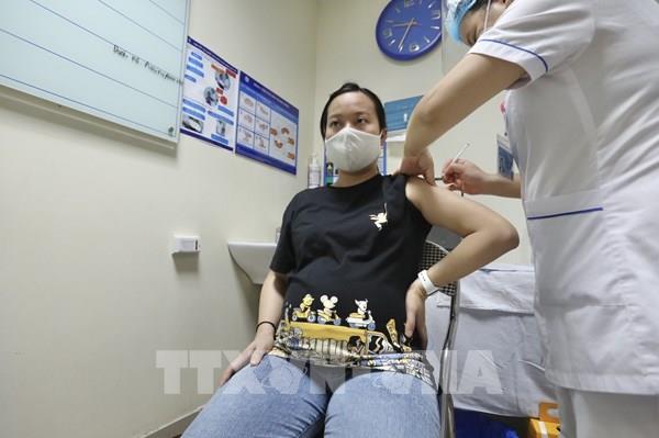 Khẩn trương tiêm vaccine COVID-19 cho phụ nữ mang thai trên 13 tuần