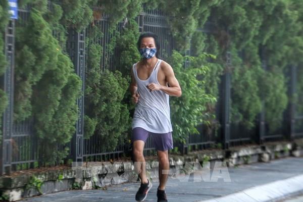Người dân Thủ đô lại ra đường tập thể dục, bất chấp quy định phòng, chống dịch COVID-19
