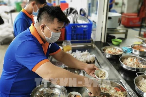 Sức dân ở nơi tâm dịch Thành phố Hồ Chí Minh: Những bếp ăn thấm đẫm nghĩa tình