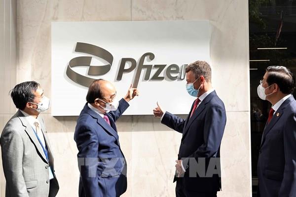 Chủ tịch nước Nguyễn Xuân Phúc thăm công ty dược phẩm Pfizer