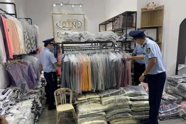 Tạm giữ gần 200 bộ quần áo có dấu hiệu giả mạo nhãn hiệu tại Bắc Ninh