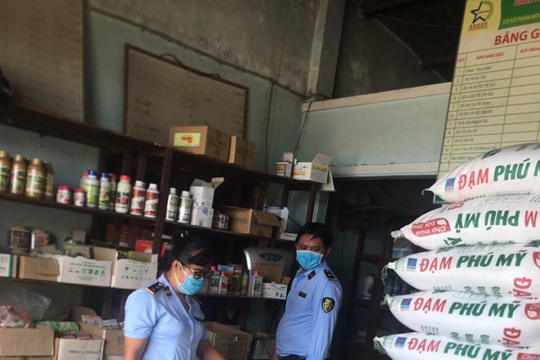 Liên tiếp phát hiện cơ sở kinh doanh phân bón hết hạn sử dụng, kém chất lượng
