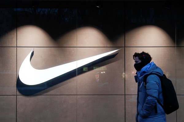 Nike hạ dự báo doanh số khi chuỗi cung ứng vẫn tắc nghẽn