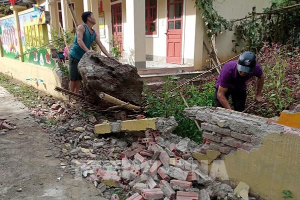 Người dân dưới chân núi Khe Tương mong sớm được di ra khỏi vùng nguy hiểm