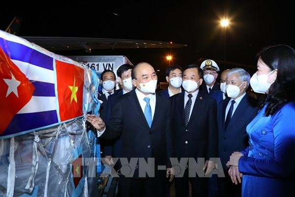 Chủ tịch nước dự Lễ bàn giao vaccine và trang thiết bị y tế từ chuyến công tác