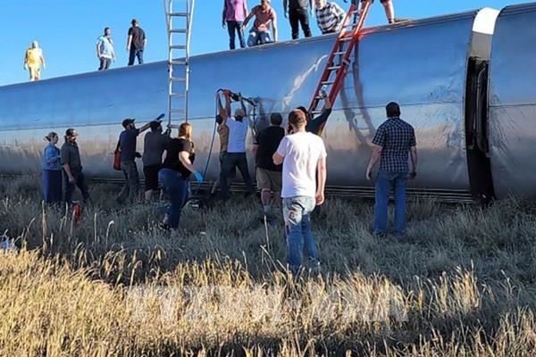 Tàu hỏa chở theo 160 người bị trật bánh tại Mỹ