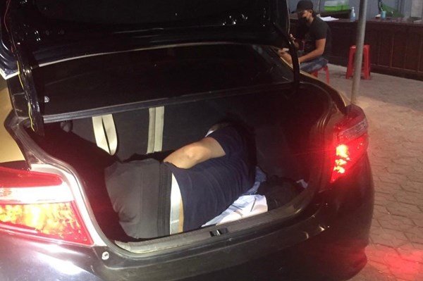 Trả 1,7 triệu đồng để chui cốp xe, trốn chốt kiểm dịch