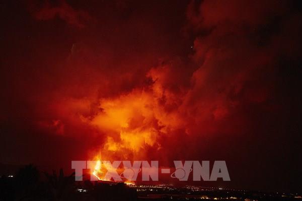 Tây Ban Nha cảnh báo nguy cơ khi dung nham từ núi lửa Cumbre Vieja chảy ra biển