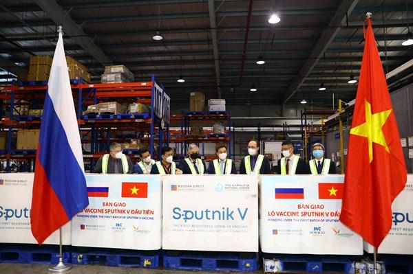 Việt Nam tiếp nhận lô vaccine Sputnik V đầu tiên
