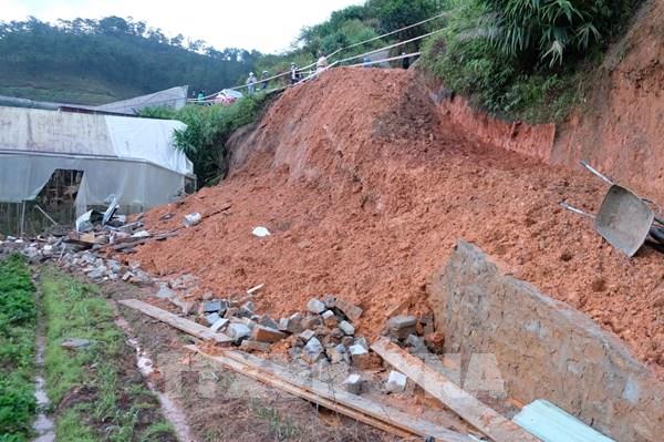 Sạt bờ taluy vùi lấp 4 người, 2 phụ nữ thiệt mạng