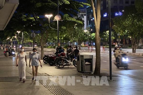 Hình ảnh TP Hồ Chí Minh tháo dỡ chốt chặn, người dân thận trọng ra đường