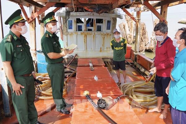 Cà Mau bắt quả tang hai tàu cá mua bán dầu trái phép trên biển