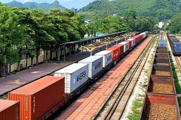 Nhiều lợi ích từ triển khai tàu chuyên container chạy thẳng châu Âu