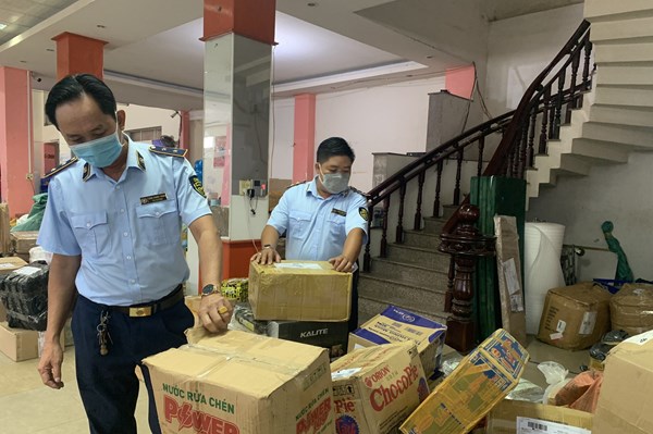 Tạm giữ nhiều hàng hóa vi phạm tại Chi nhánh Bưu chính Viettel Kiên Giang