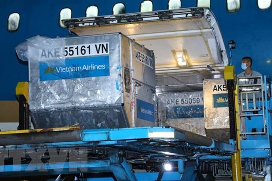 300 tủ lạnh bảo quản vaccine phòng COVID-19 đã về đến Việt Nam