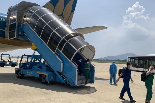 Vietnam Airlines vận chuyển đoàn y bác sĩ Đà Nẵng tiếp sức cho TP. Hồ Chí Minh