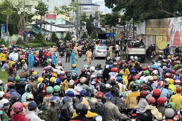 Hàng ngàn người dân miền Tây đổ về quê bất chấp khuyến cáo ở lại