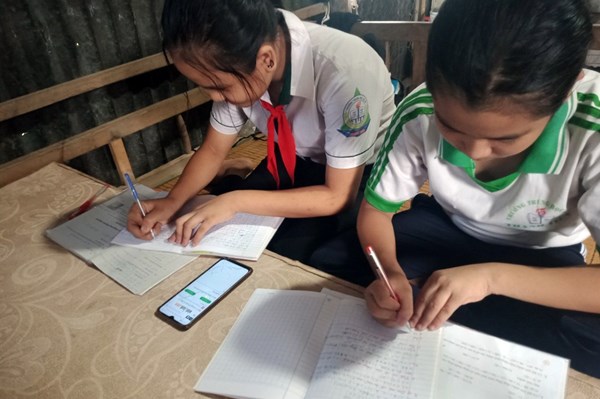 Bảo đảm các điều kiện dạy và học trực tuyến cho học sinh nghèo