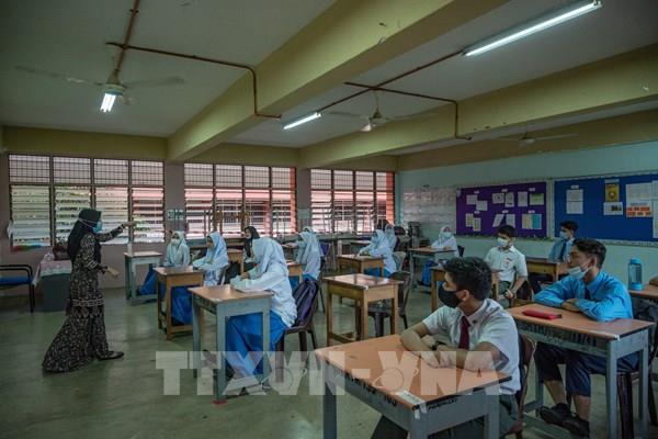 Học sinh Malaysia trở lại trường sau 6 tháng học trực tuyến