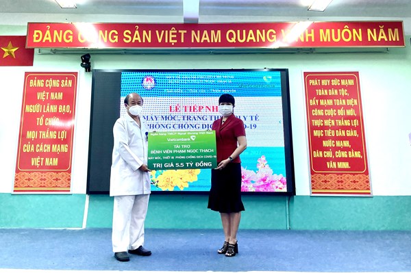 Vietcombank trao 5,5 tỷ đồng hỗ trợ Bệnh viện Phạm Ngọc Thạch phòng chống dịch COVID-19
