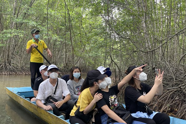 Những "cú hích" tái khởi động du lịch
