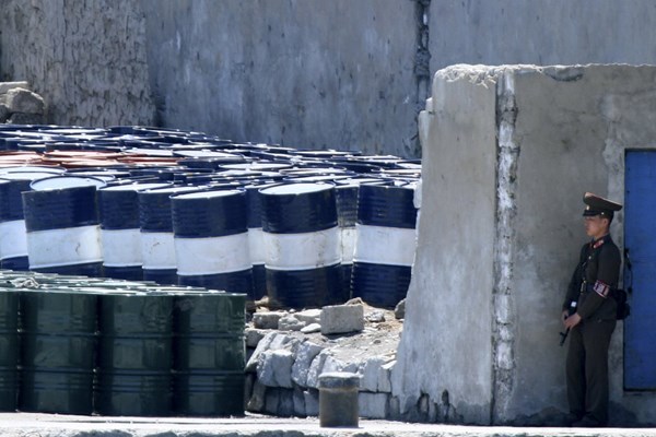 Lượng dầu tinh lọc Trung Quốc cung cấp cho CHDCND Triều Tiên cao nhất trong 13 tháng