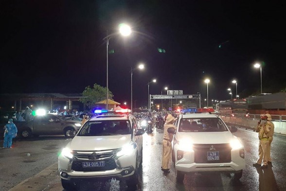 Mở cửa 4 hầm trên Quốc lộ 1 hỗ trợ người dân phía Nam đi xe máy về quê