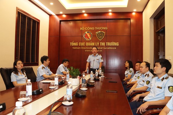 Kiểm tra chuyên môn nghiệp vụ với lãnh đạo cấp phòng, đội quản lý thị trường