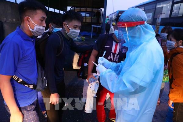 Chủ động ứng phó bão, đảm bảo an toàn giao thông cho người dân từ vùng dịch về quê