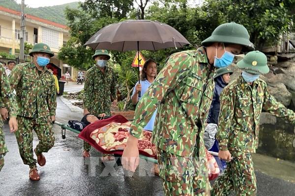 Vượt sóng cấp 6 đưa người bệnh trên đảo vào đất liền cấp cứu