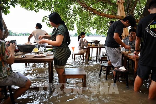 Thử cảm giác ngồi ăn giữa dòng nước lũ