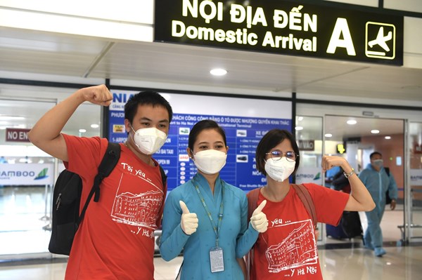 Vietnam Airlines đưa sinh viên Đại học Y Hà Nội hoàn thành nhiệm vụ chống dịch trở về Thủ đô
