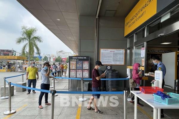 Nhiều điểm bán lẻ ở Tp. Hồ Chí Minh tấp nập trở lại