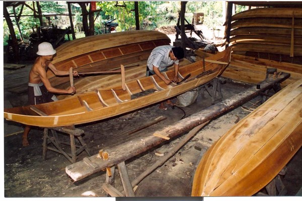 Làng nghề đóng xuồng ghe trăm tuổi ở Đồng Tháp gặp khó khăn vì COVID-19